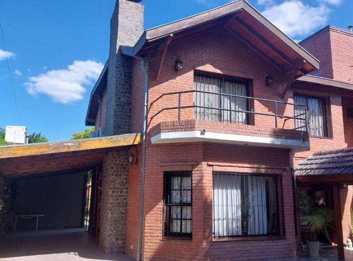 Casa · 360m² · 6 Ambientes · 4 Cocheras