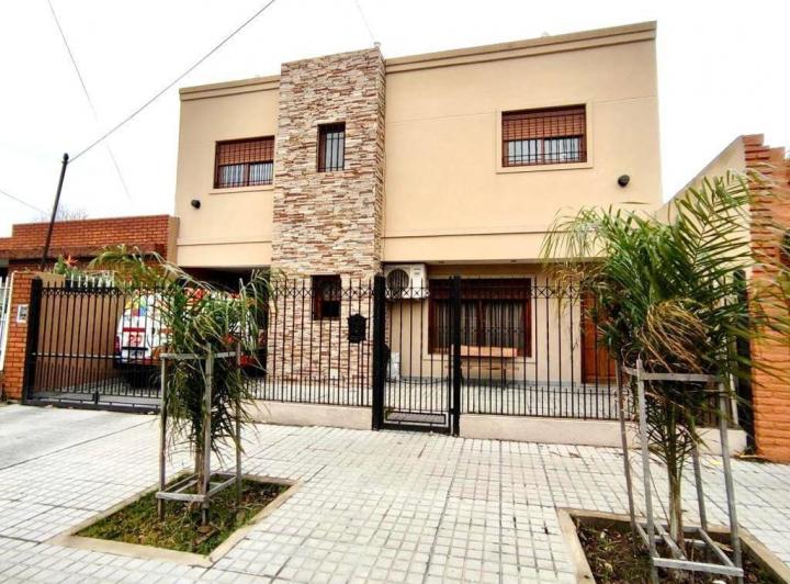Casa · 207m² · 5 Ambientes · 2 Cocheras