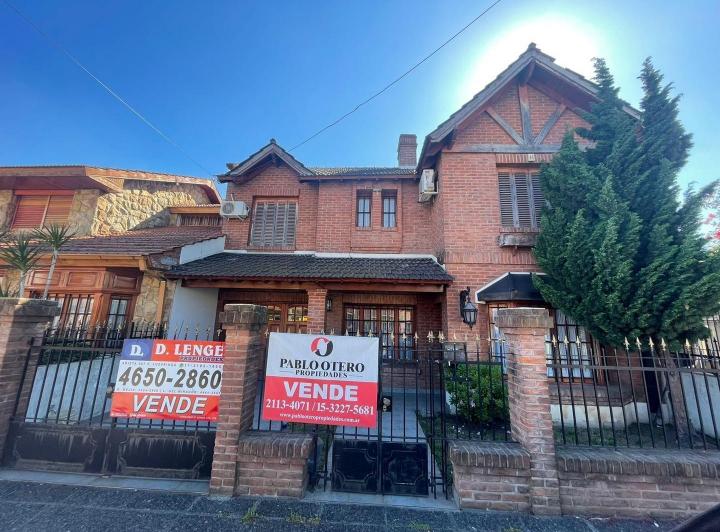 Casa · 250m² · 4 Ambientes · 3 Cocheras