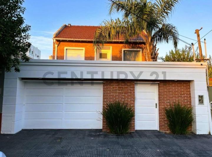 Casa · 180m² · 4 Ambientes · 2 Cocheras