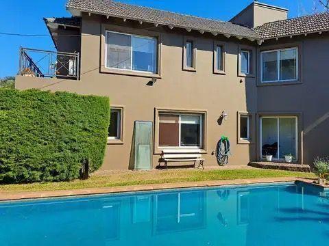 Casa · 230m² · 5 Ambientes · 2 Cocheras