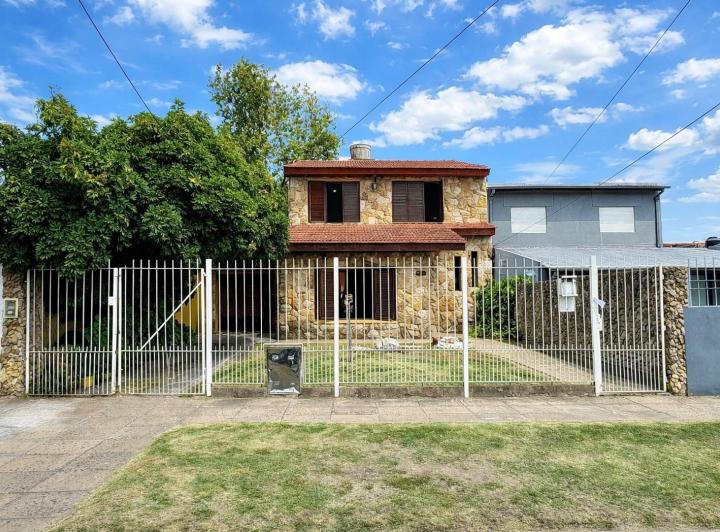 Casa · 50m² · 4 Ambientes · 2 Cocheras