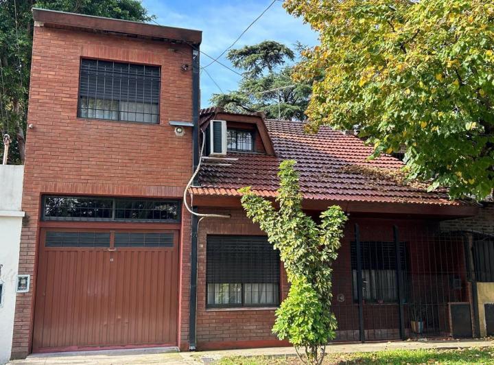 Casa · 140m² · 4 Ambientes · 2 Cocheras