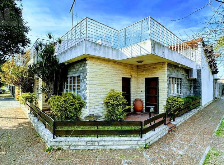 Casa · 165m² · 4 Ambientes · 2 Cocheras