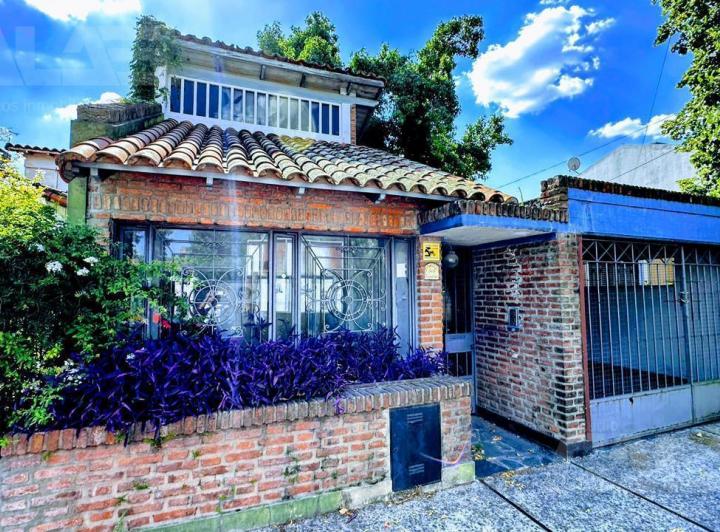 Casa · 385m² · 6 Ambientes · 1 Cochera