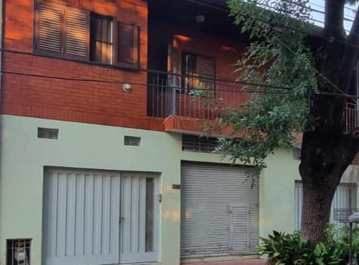 Casa · 303m² · 6 Ambientes · 2 Cocheras