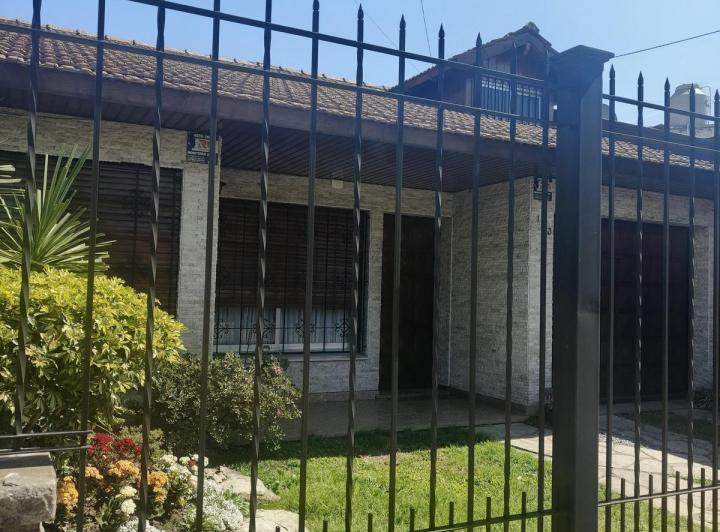 Casa · 200m² · 4 Ambientes · 3 Cocheras