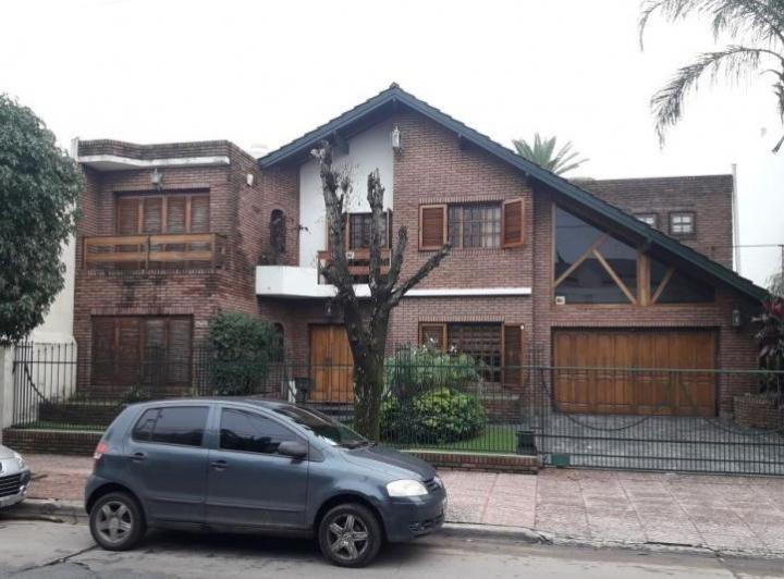 Casa · 400m² · 5 Ambientes · 4 Cocheras
