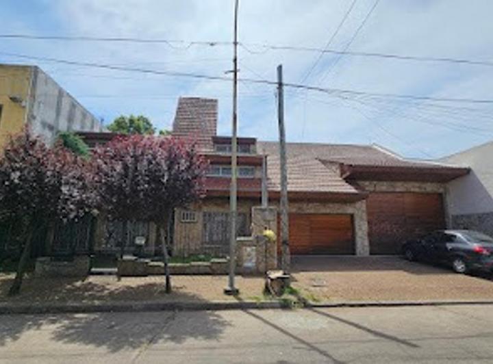 Casa · 400m² · 5 Ambientes · 6 Cocheras