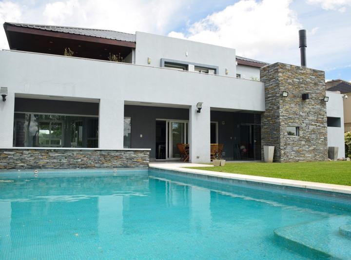 Casa · 460m² · 6 Ambientes · 4 Cocheras