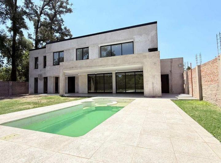 Casa · 400m² · 5 Ambientes · 1 Cochera