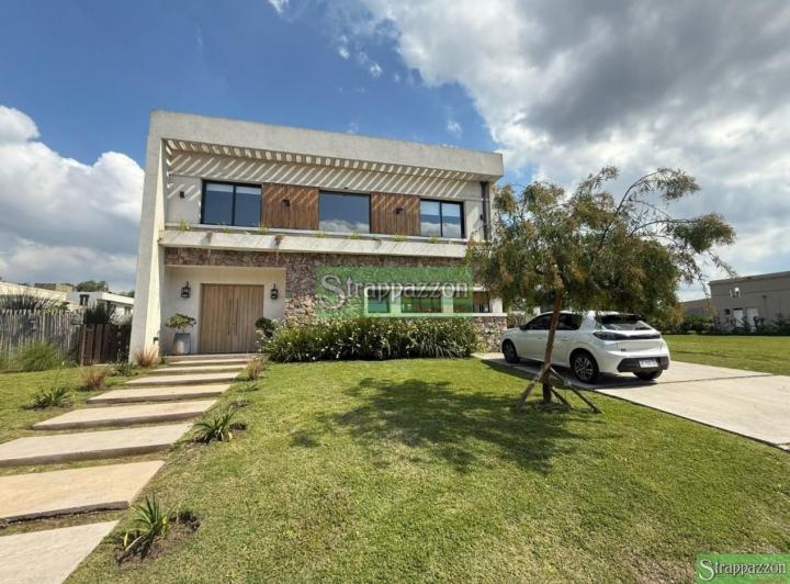 Casa · 220m² · 5 Ambientes · 3 Cocheras