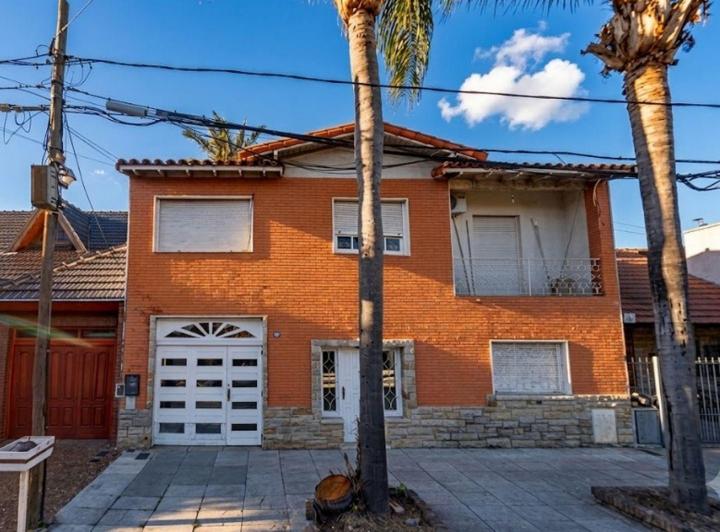 Casa · 200m² · 4 Ambientes · 1 Cochera