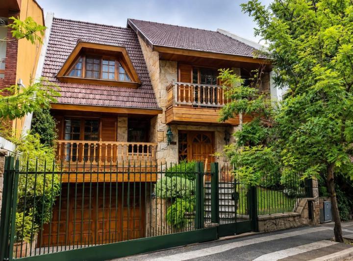 Casa · 300m² · 6 Ambientes · 3 Cocheras