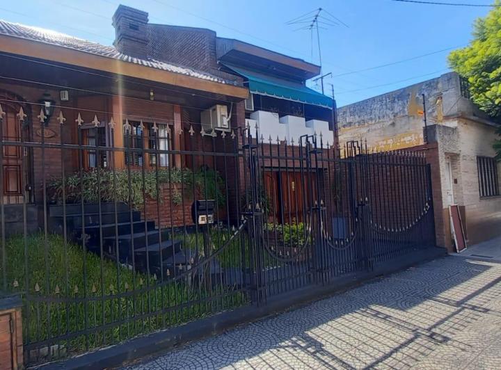 Casa · 200m² · 4 Ambientes · 2 Cocheras
