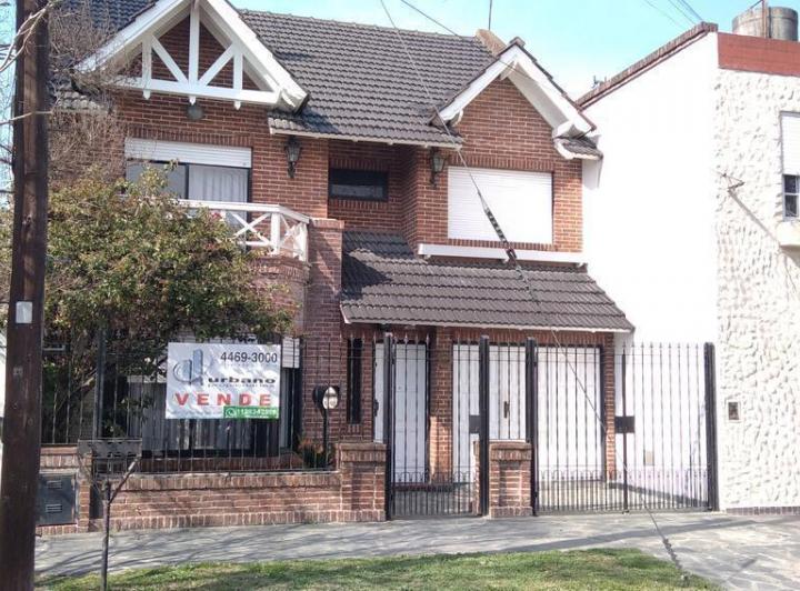 Casa · 200m² · 5 Ambientes · 3 Cocheras