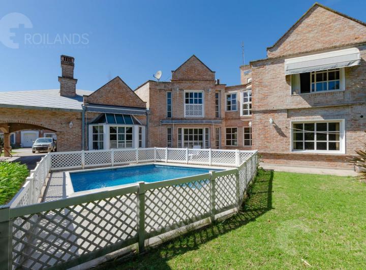 Casa · 244m² · 6 Ambientes · 2 Cocheras