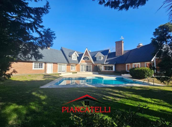 Casa · 320m² · 6 Ambientes · 2 Cocheras
