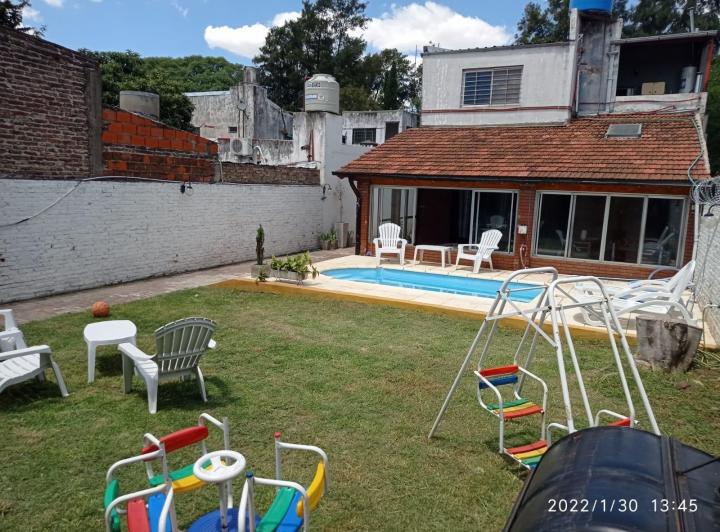 Casa · 220m² · 8 Ambientes · 2 Cocheras