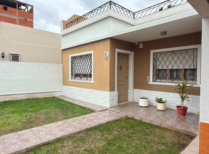 Casa · 250m² · 6 Ambientes · 3 Cocheras