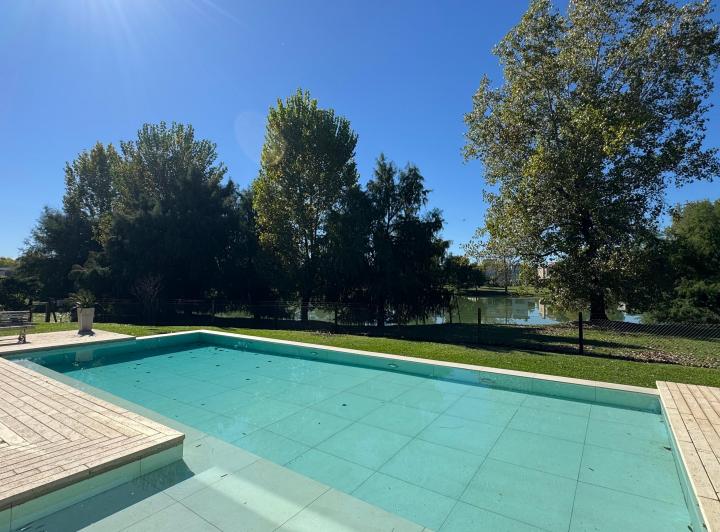 Casa · 620m² · 8 Ambientes · 1 Cochera