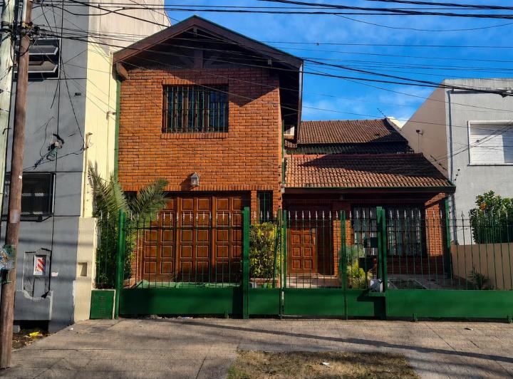 Casa · 256m² · 4 Ambientes · 2 Cocheras