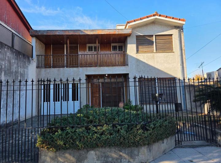 Casa · 210m² · 5 Ambientes · 4 Cocheras
