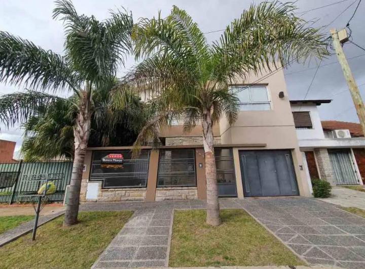 Casa · 225m² · 4 Ambientes · 1 Cochera