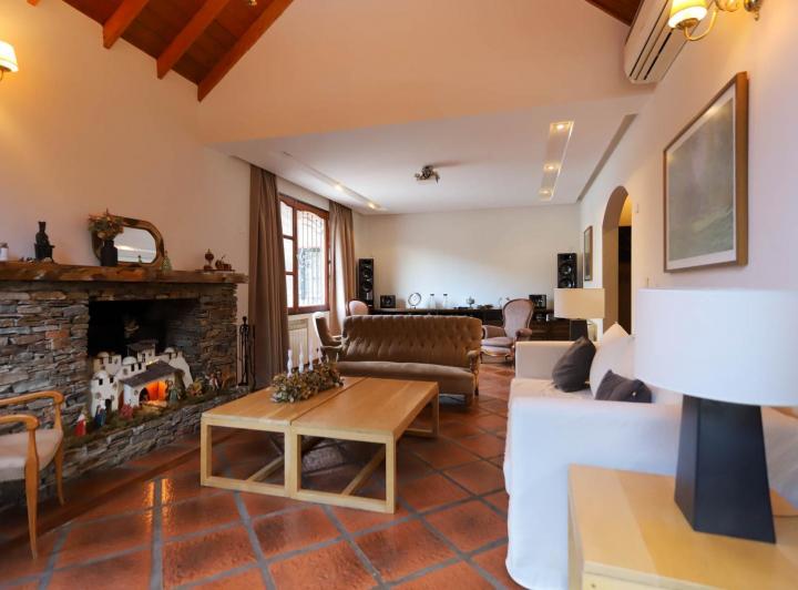 Casa · 600m² · 10 Ambientes · 6 Cocheras