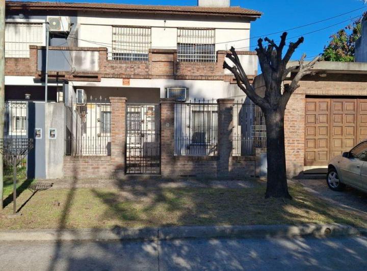 Casa · 145m² · 4 Ambientes · 2 Cocheras