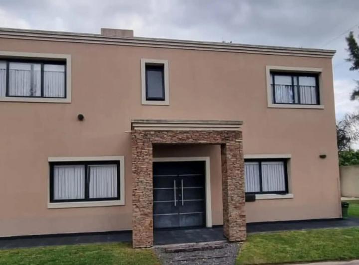 Casa · 160m² · 4 Ambientes · 2 Cocheras