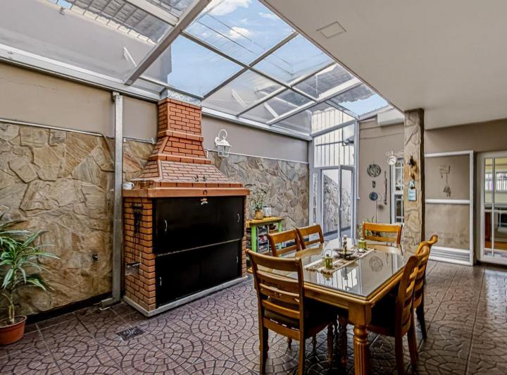 Casa · 240m² · 5 Ambientes · 1 Cochera
