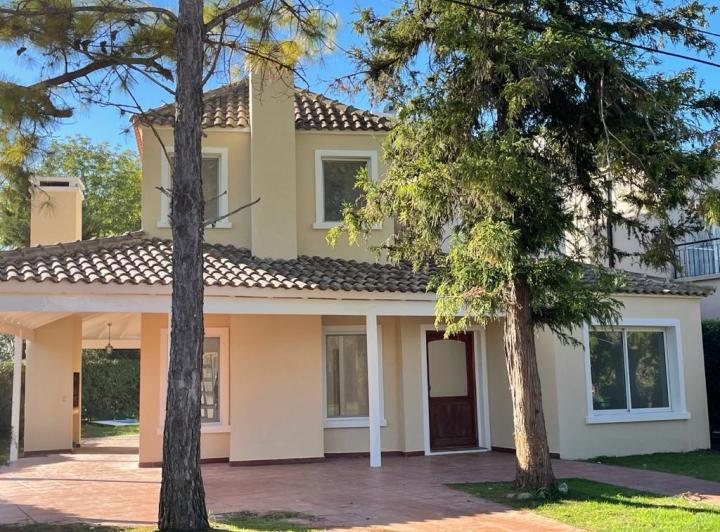 Casa · 218m² · 6 Ambientes · 1 Cochera