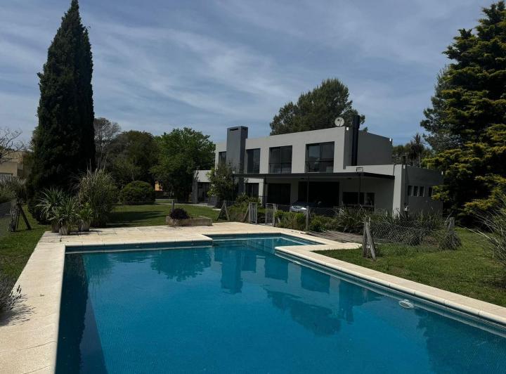 Casa · 150m² · 4 Ambientes · 4 Cocheras