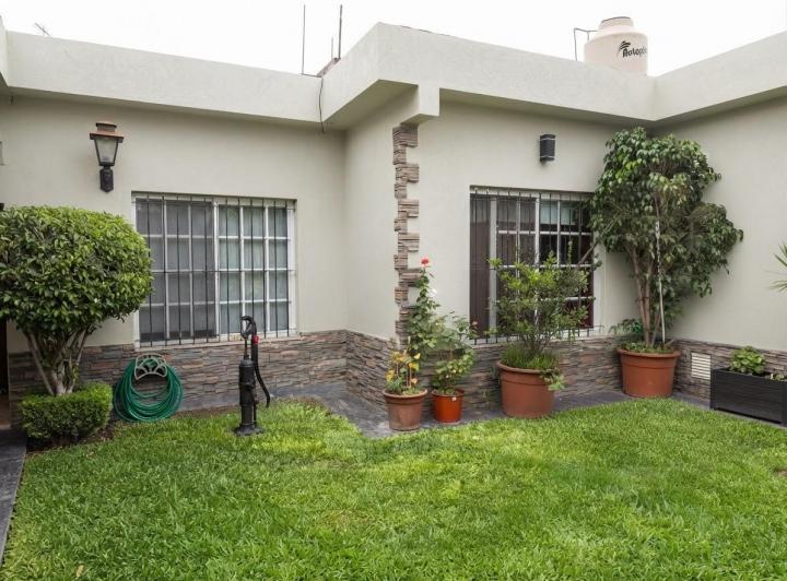 Casa · 300m² · 8 Ambientes · 3 Cocheras