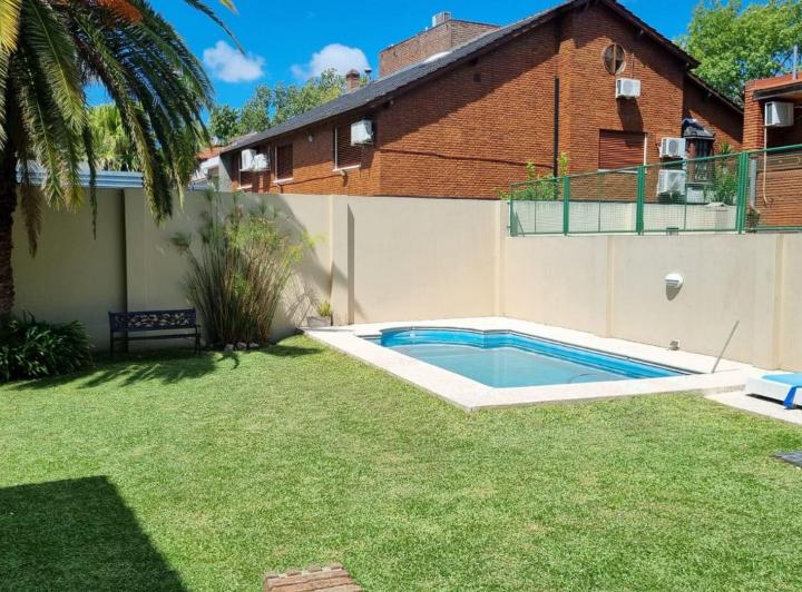 Casa · 254m² · 6 Ambientes · 2 Cocheras