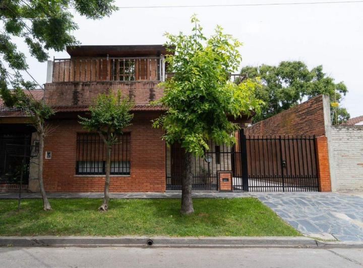 Casa · 214m² · 4 Ambientes · 2 Cocheras