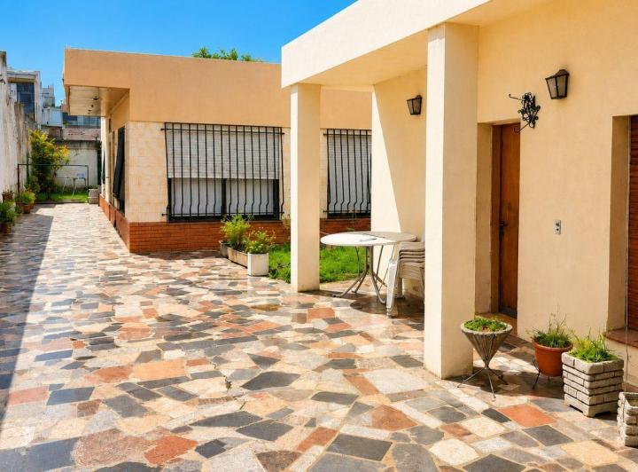 Casa · 240m² · 6 Ambientes · 3 Cocheras