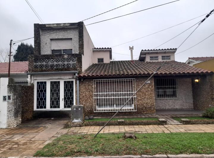 Casa · 170m² · 4 Dormitorios · 2 Cocheras
