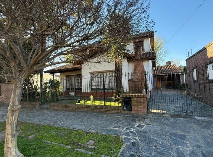 Casa · 200m² · 6 Ambientes · 2 Cocheras