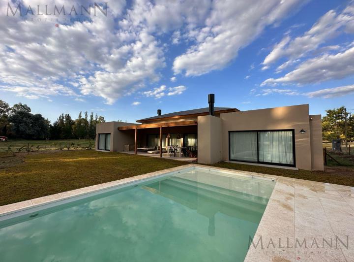 Casa · 235m² · 5 Ambientes · 2 Cocheras