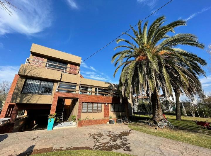 Casa · 450m² · 6 Ambientes · 1 Cochera