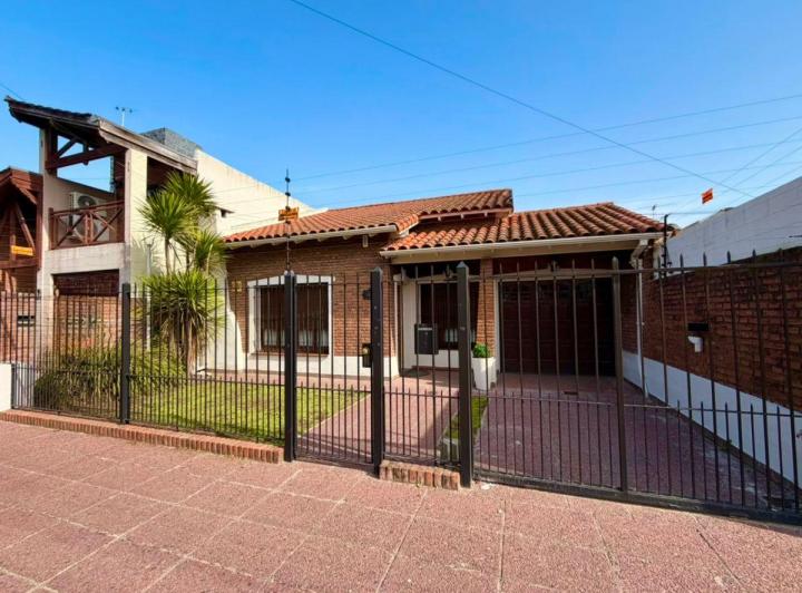 Casa · 250m² · 6 Ambientes · 3 Cocheras