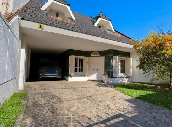Casa · 345m² · 5 Ambientes · 3 Cocheras