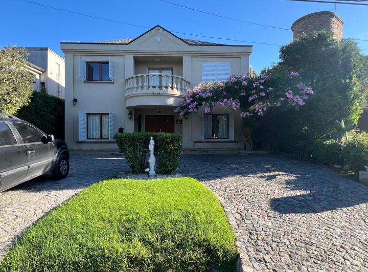 Casa · 232m² · 5 Ambientes · 2 Cocheras