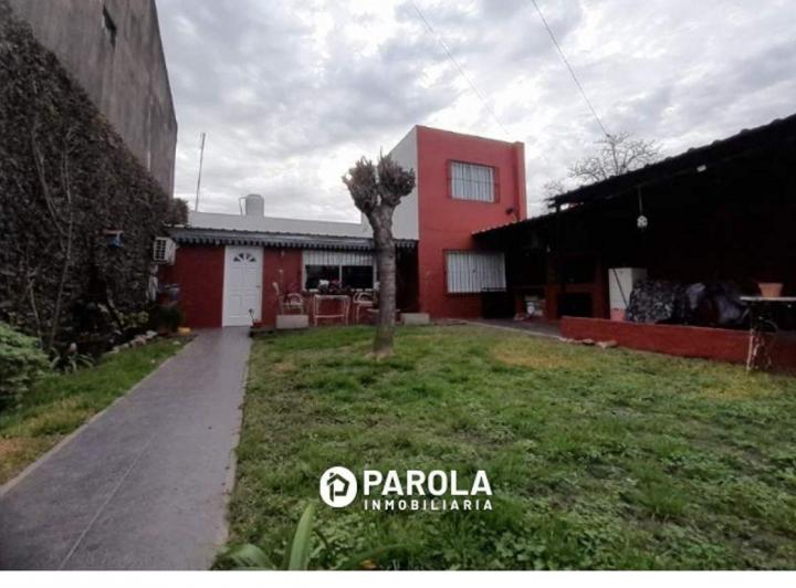 Casa · 100m² · 4 Ambientes · 2 Cocheras