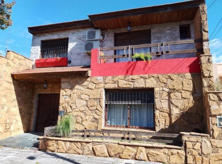 Casa · 202m² · 5 Ambientes · 2 Cocheras