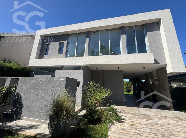 Casa · 200m² · 4 Ambientes · 5 Cocheras