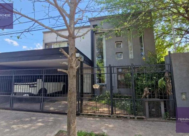Casa · 242m² · 5 Ambientes · 1 Cochera