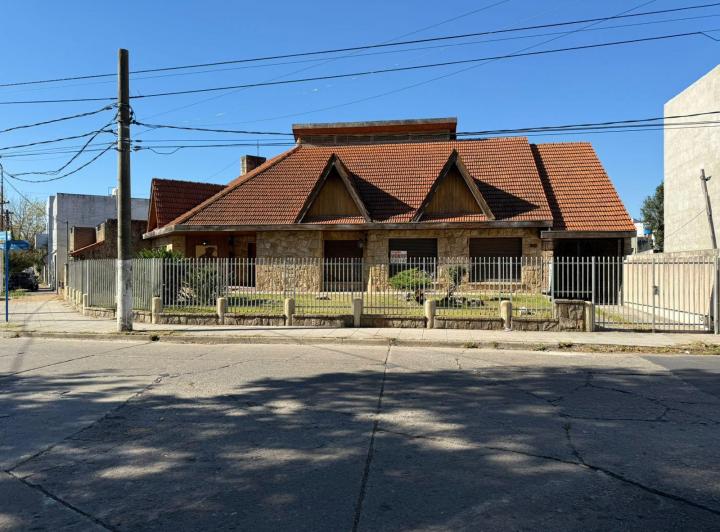 Casa · 240m² · 4 Dormitorios · 4 Cocheras
